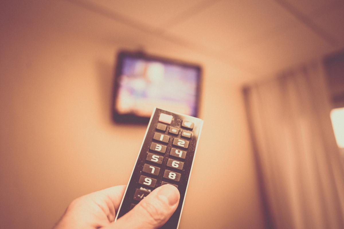Foto de archivo de una persona viendo la televisión en el hospital.