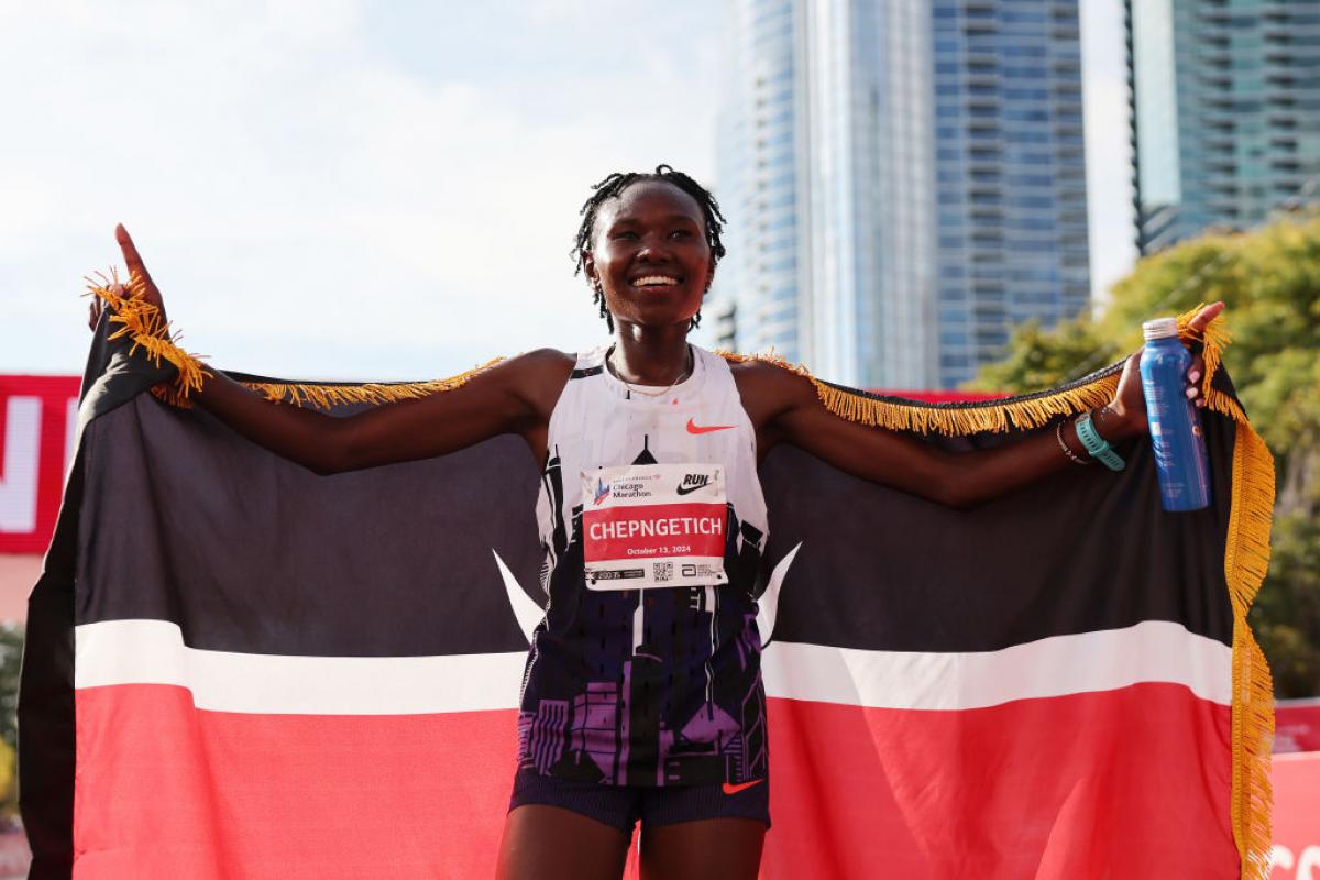 Ruth Chepngetich llega a la línea de meta después de batir el récord mundial en la maratón de Chicago.