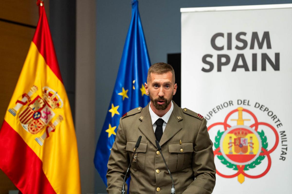 Carlos Arévalo, con su uniforme de cabo del Ejército de Tierra, en la presentación de la alianza