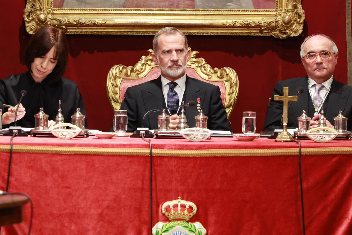 Felipe VI, junto a Diana Morant y Miguel Herrero y Rodríguez de Miñón, en el acto