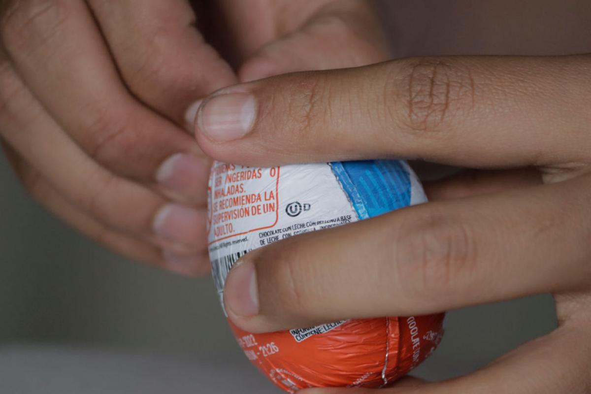 Una persona abriendo un Kinder sorpresa