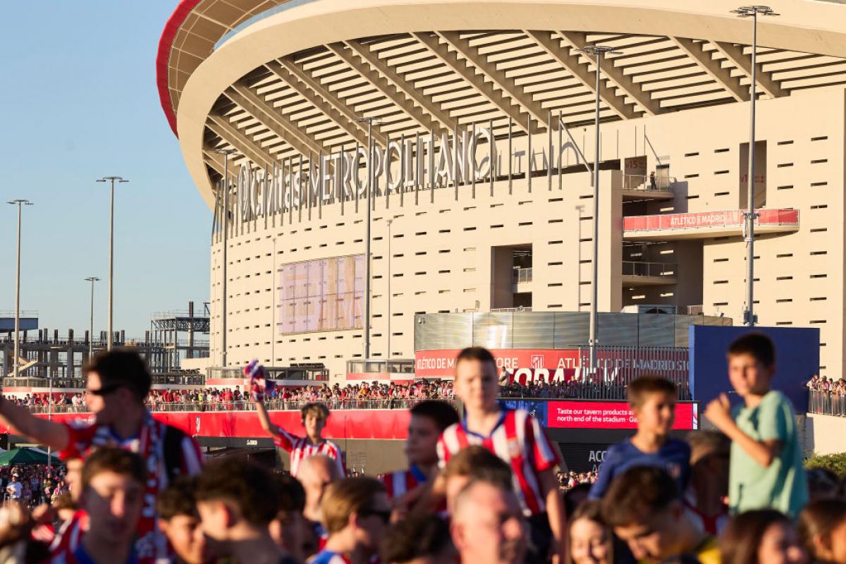 Aficionados ante el estadio del Atlético de Madrid, el Metropolitano, antes del derbi contra el Real Madrid.