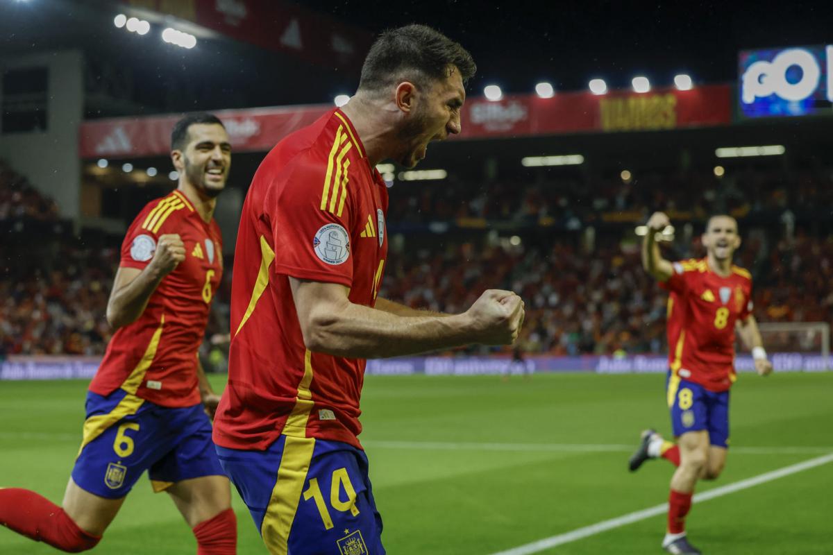 El defensa de la selección española Aymeric Laporte celebra tras marcar el 1-0 ante Serbia