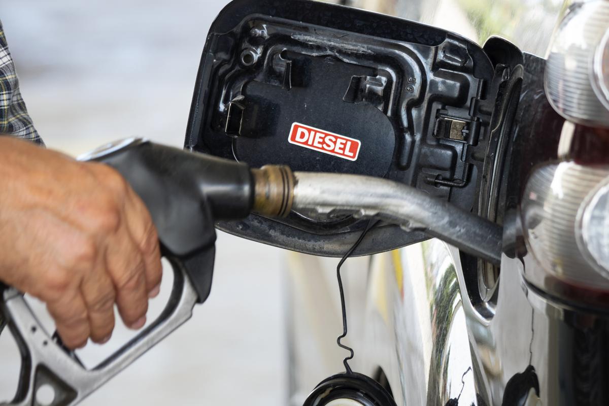 Imagen de archivo de una persona repostando combustible diésel.