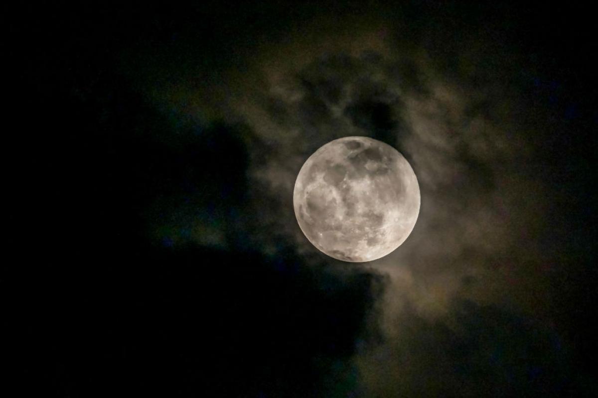 La luna llena, en una noche de nubes