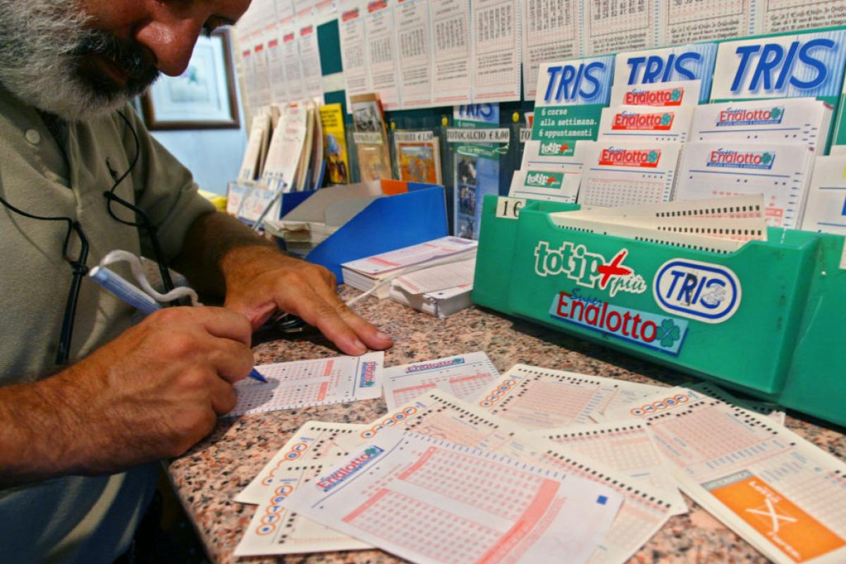 Un hombre rellena un boleto de lotería en Italia