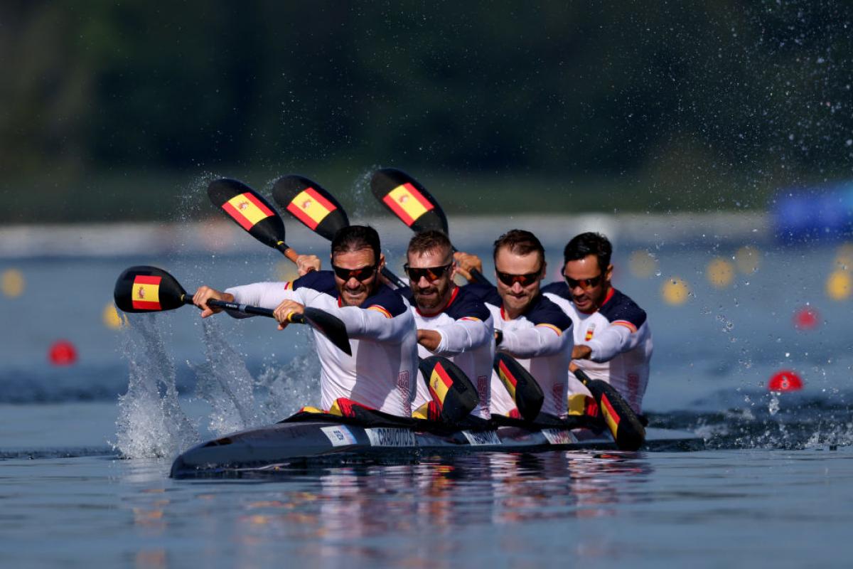Carlos Arévalo, el segundo del K4-500 que compartió con Saúl Craviotto, Marcus Cooper y Rodrigo Germade, en plena acción en París 2024