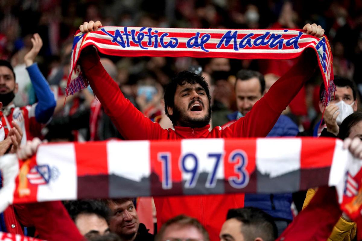 Un aficionado levanta una bandera del Atlético de Madrid durante uno de sus partidos.