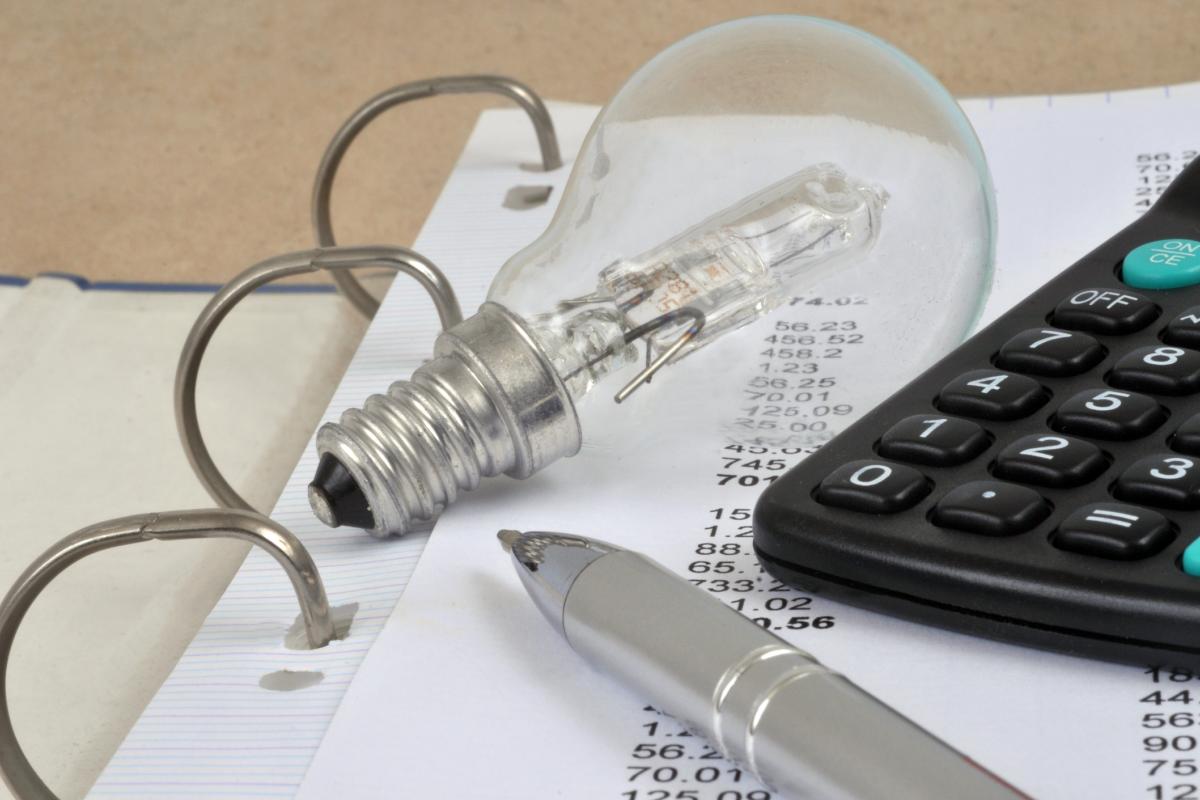 Imagen de archivo de cálculos para la factura de la luz.