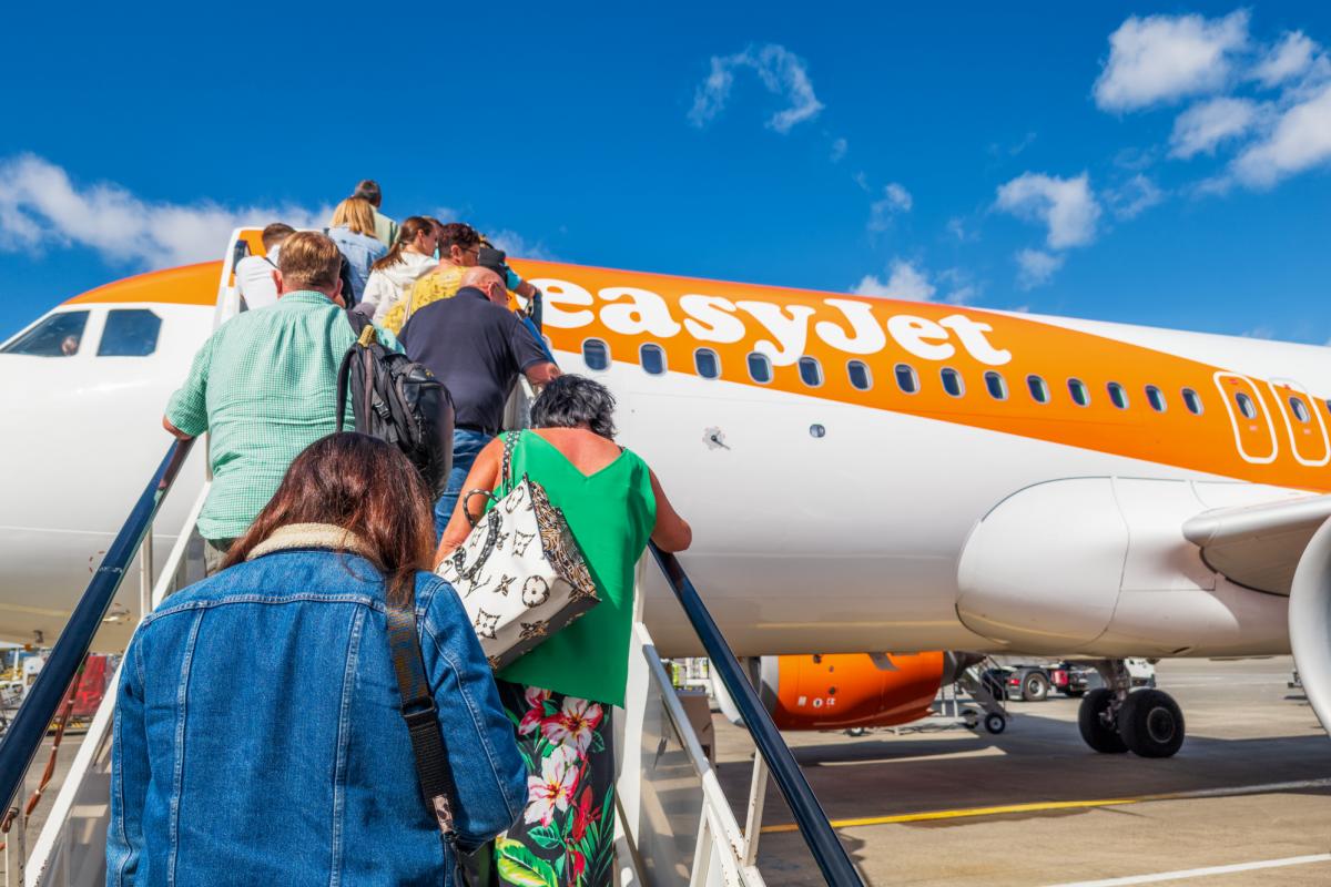 Un grupo de pasajeros ingresa en un avión de EasyJet.