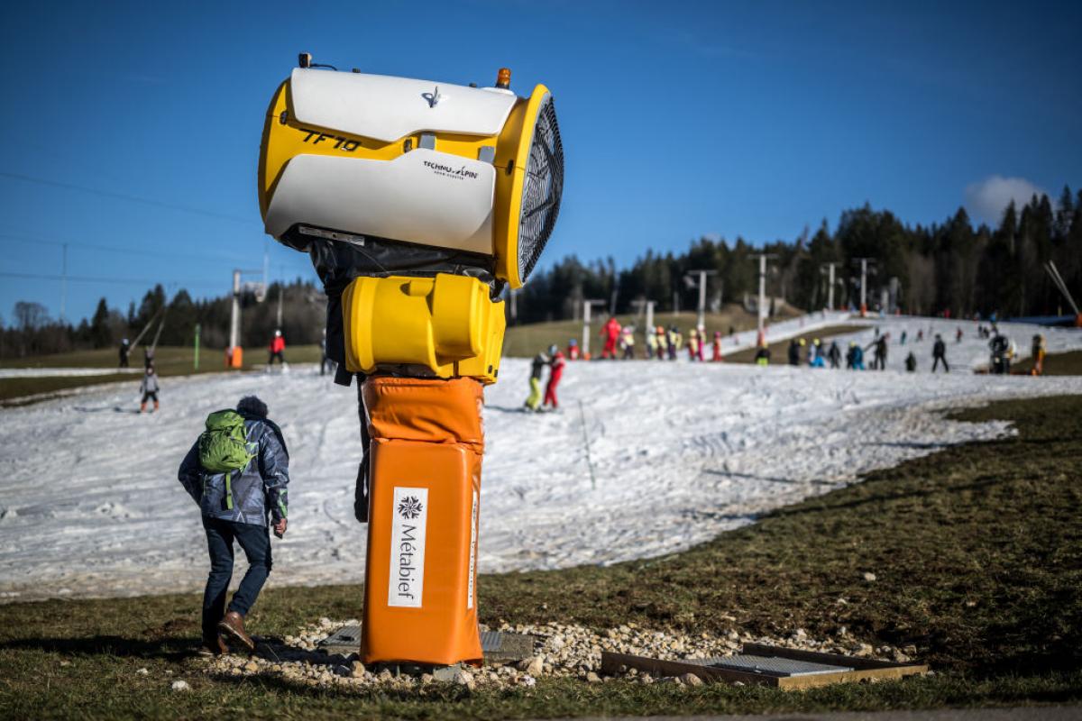 Un turista pasea por la estación de Métabief, en Francia, sin apenas nieve pese a ser febrero de 2024