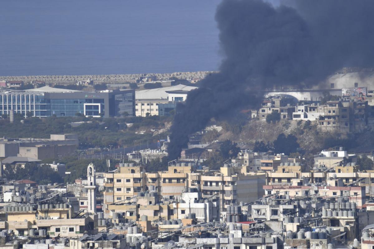 Una columna de humo sobre Beirut, tras un bombardeo israelí.