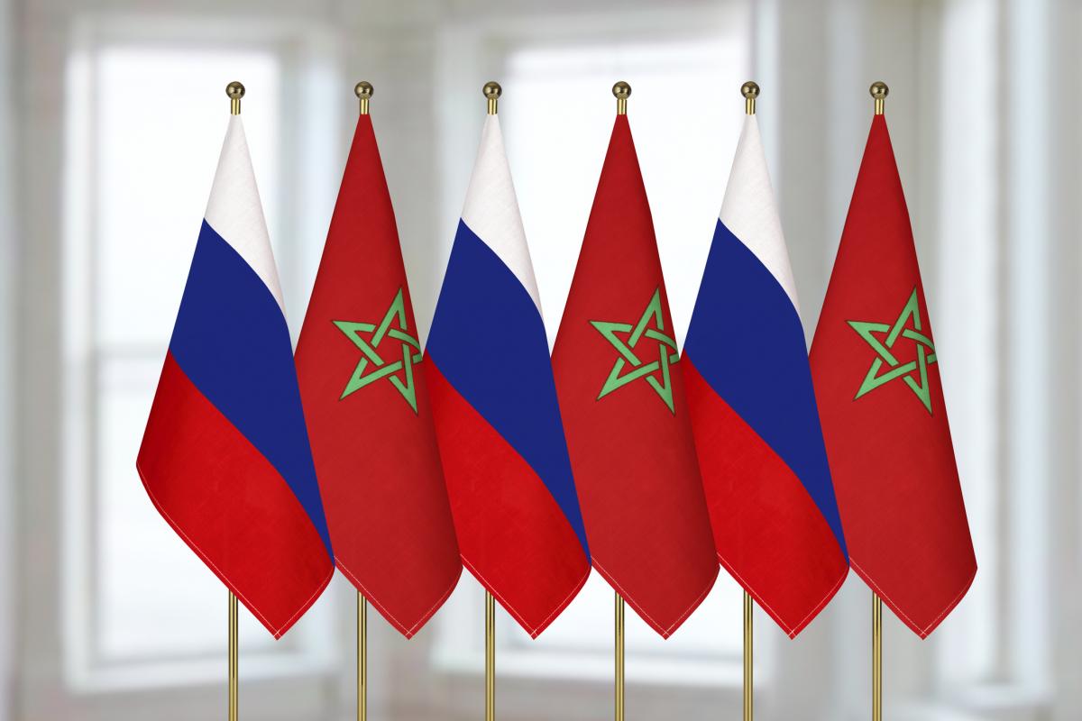 Ilustración con las banderas de la Federación de Rusia y Marruecos.