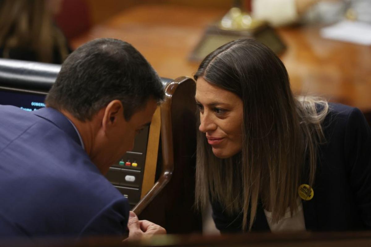 Pedro Sánchez y Miriam Nogueras conversan en el Congreso, en una imagen de archivo