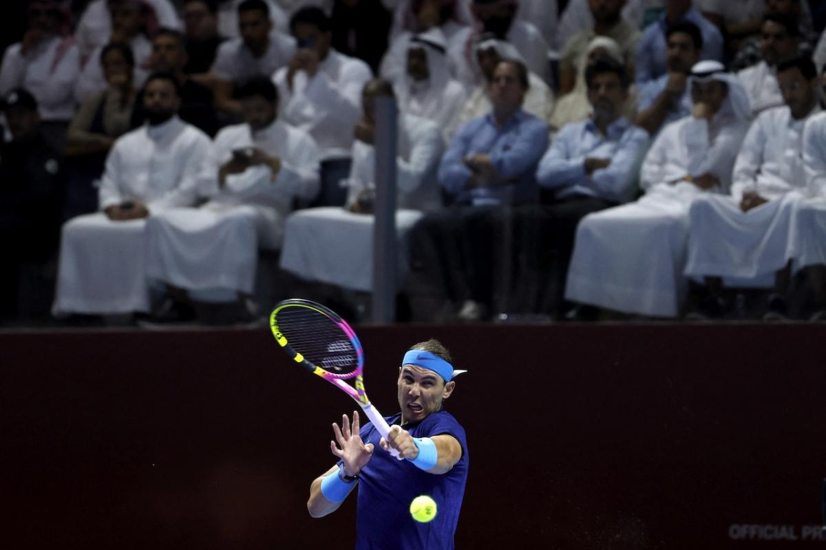 Rafa Nadal golpea una pelota en en el partido de exhibición contra Alcaraz en el Six Kings Slam de Arabia Saudita.