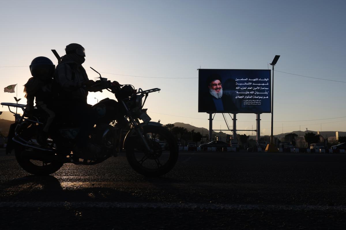 Un letrero en tributo al líder de Hizbulá Hassan Nasrallah que fue asesinado en un bombardeo israelí, en Sana (Yemen).