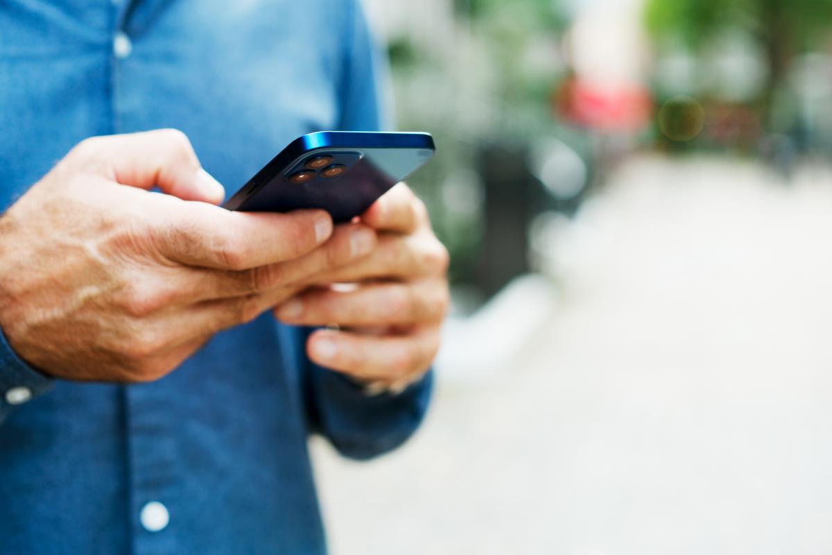 Un hombre con el teléfono móvil.
