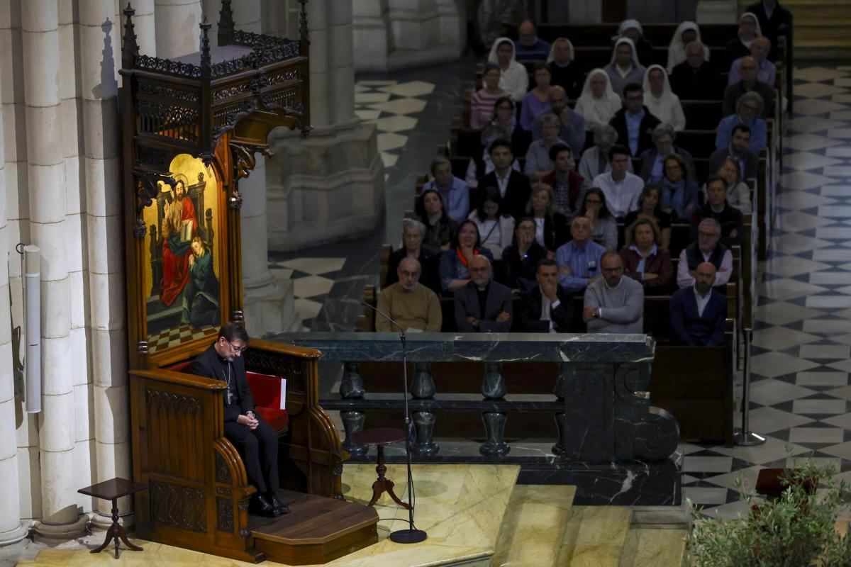 José Cobo Cano, durante una misa tras un acto de reconocimiento y reparación a las víctimas de abusos de la Iglesia, en la catedral de la Almudena de Madrid.