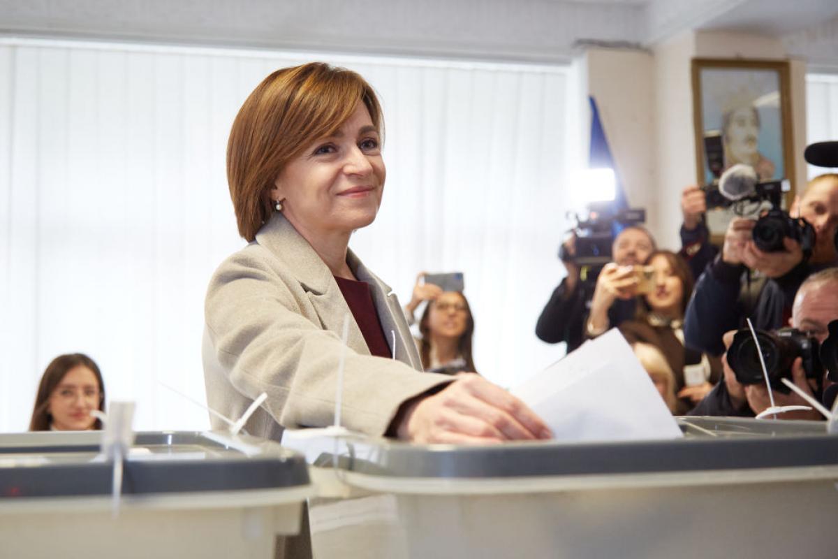 La presidenta y candidata a la reelección, Maia Sandu, deposita su voto en la urna de un colegio electoral de la capital moldava.