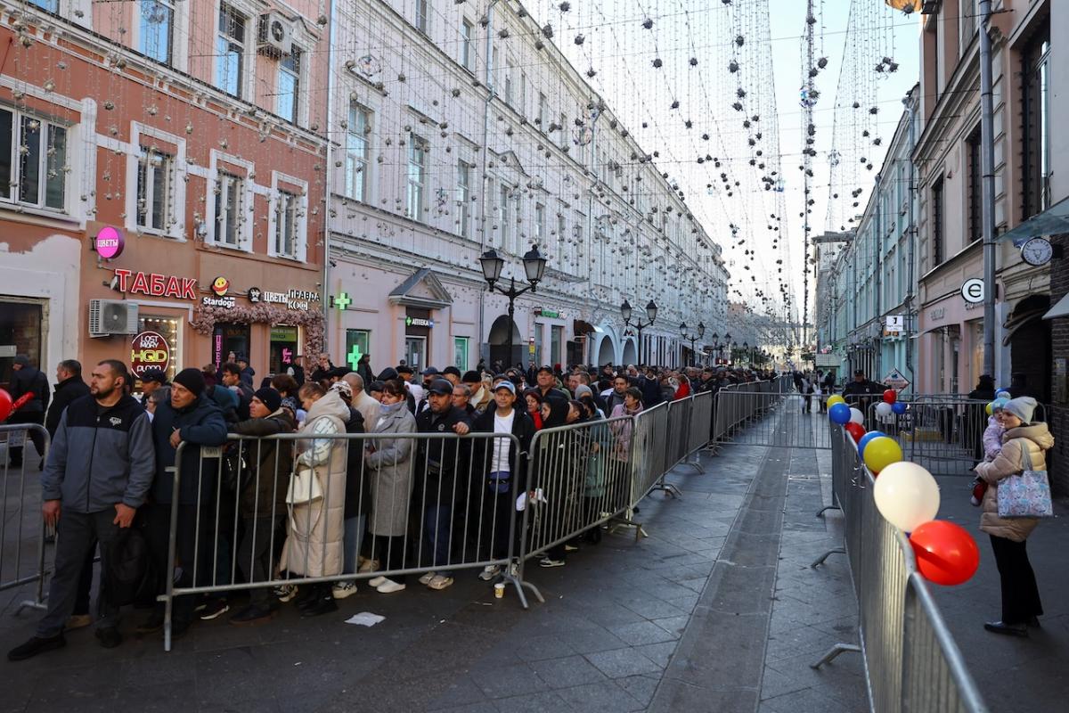 Largas colas en algunos de los colegios electorales en la capital de Moldavia.
