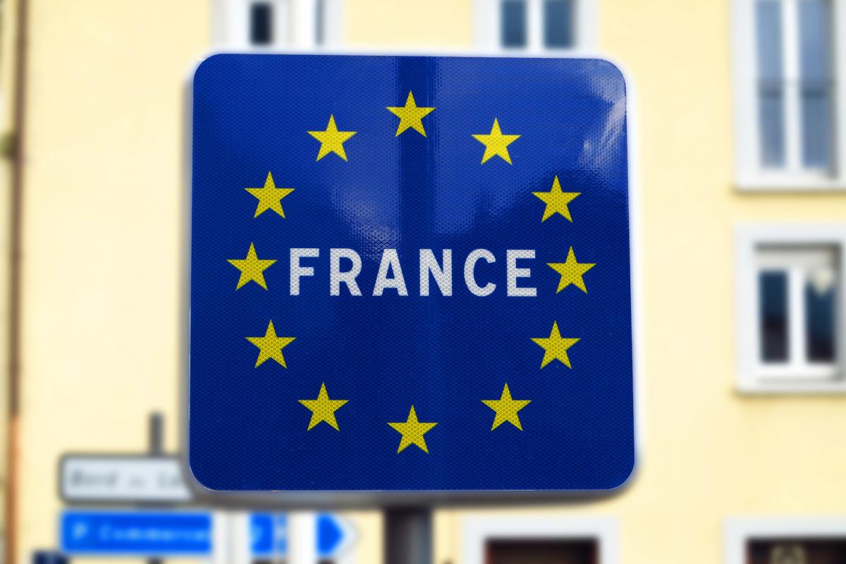 Señalización del paso a suelo francés.