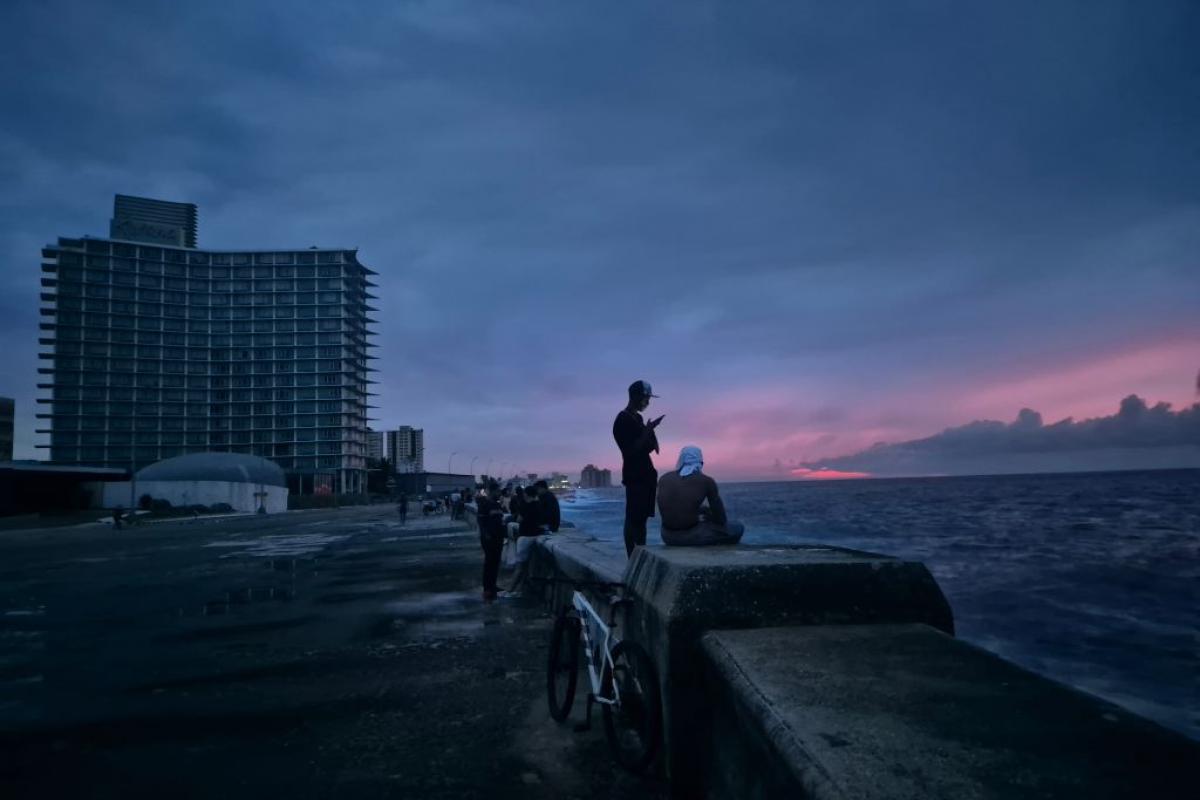 Un grupo de personas en el Malecón de La Habana después de anunciarse el primer apagón de Cuba.