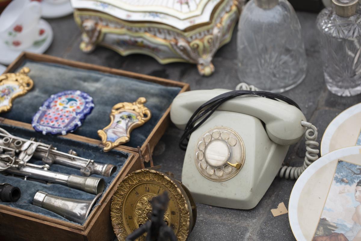 Venta de muebles de segunda mano en el Rastro de Madrid.