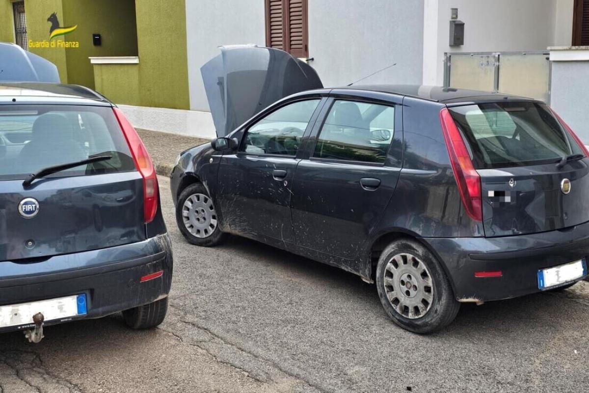 Los dos modelos de Fiat Punto clonados por un mecánico jubilado en Italia.