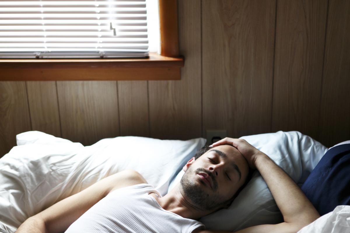 Un joven se desvela mientras descansa.