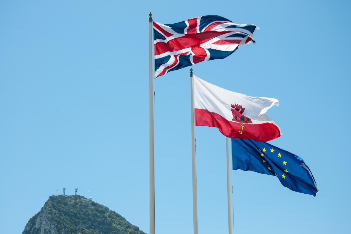 De izquierda a derecha, la bandera de Inglaterra, la de Gibraltar y la de la UE.