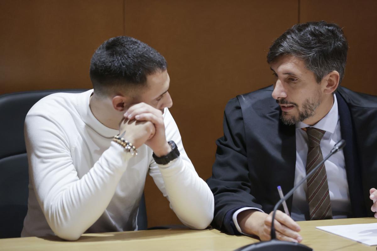 Diego Montaña, uno de los acusados por el crimen de Samuel Luiz, y su abogado, Luis Manuel Salgado; en una imagen durante el juicio en A Coruña.