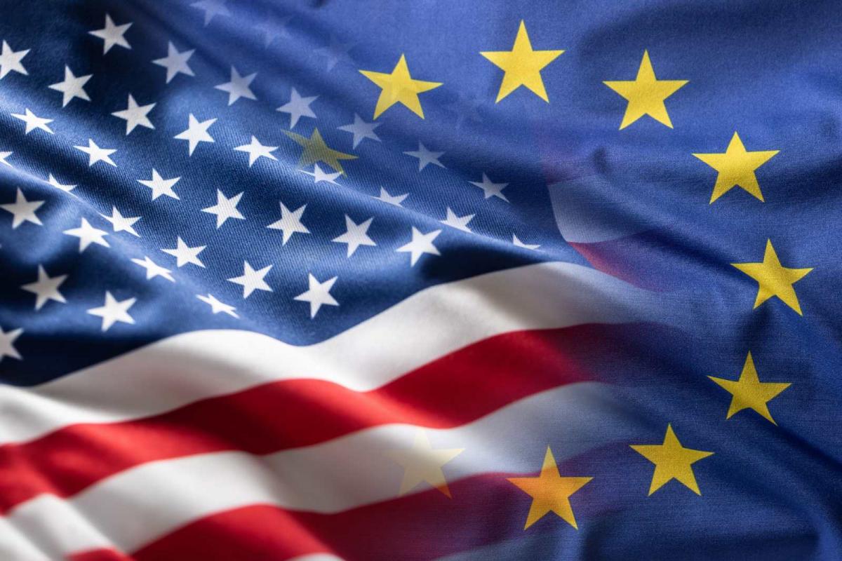 Bandera de Estados Unidos y la de UE fusionadas