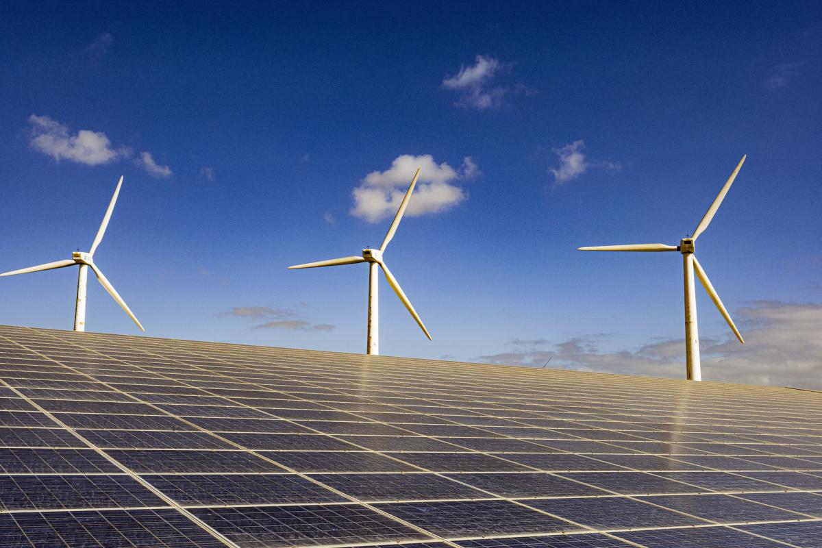 Dos de las principales fuentes de energía renovable: energía eólica y energía solar