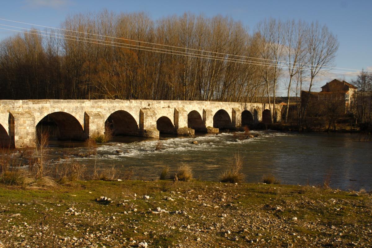 El puente de Tordómar, con sus 22 arcos de clara factura romana.