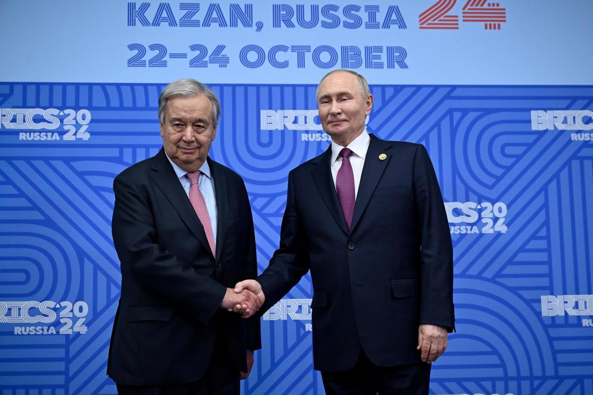 El secretario general de la ONU, António Guterres, estrecha la mano del presidente ruso, Vladimir Putin.