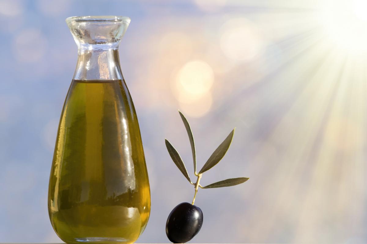 Imagen de una botella con aceite de oliva.