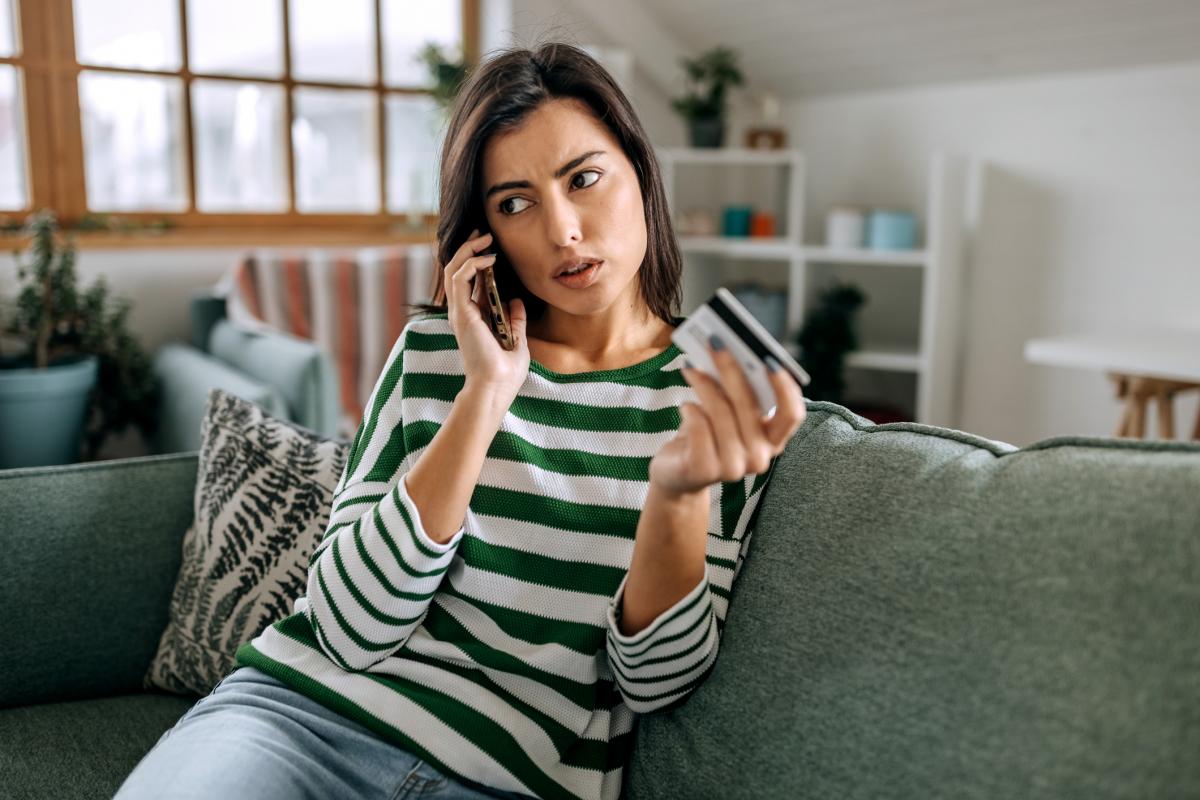 Imagen de una persona hablando por teléfono.