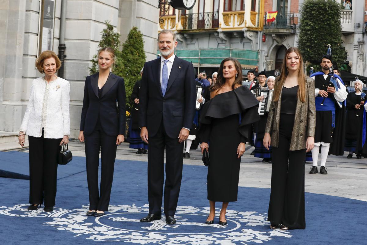 La familia real posa a las puertas del Teatro Campoamor de Oviedo.