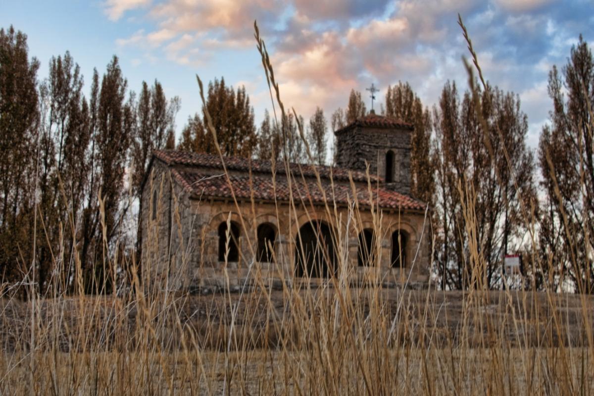 La pequeña ermita de Santa Cecilia es una joya del románico burgalés.