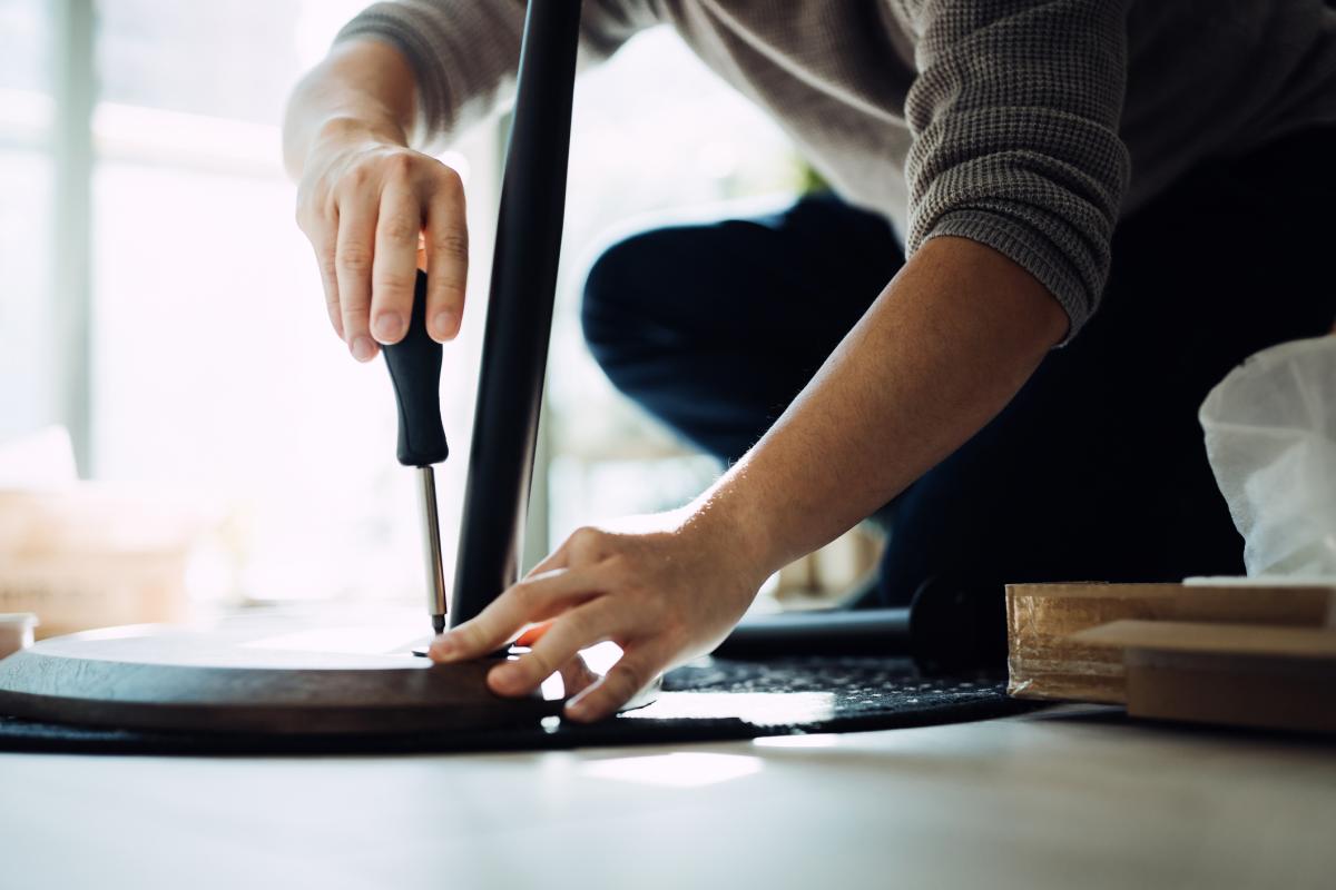 Un hombre hace uso de un destornillador.