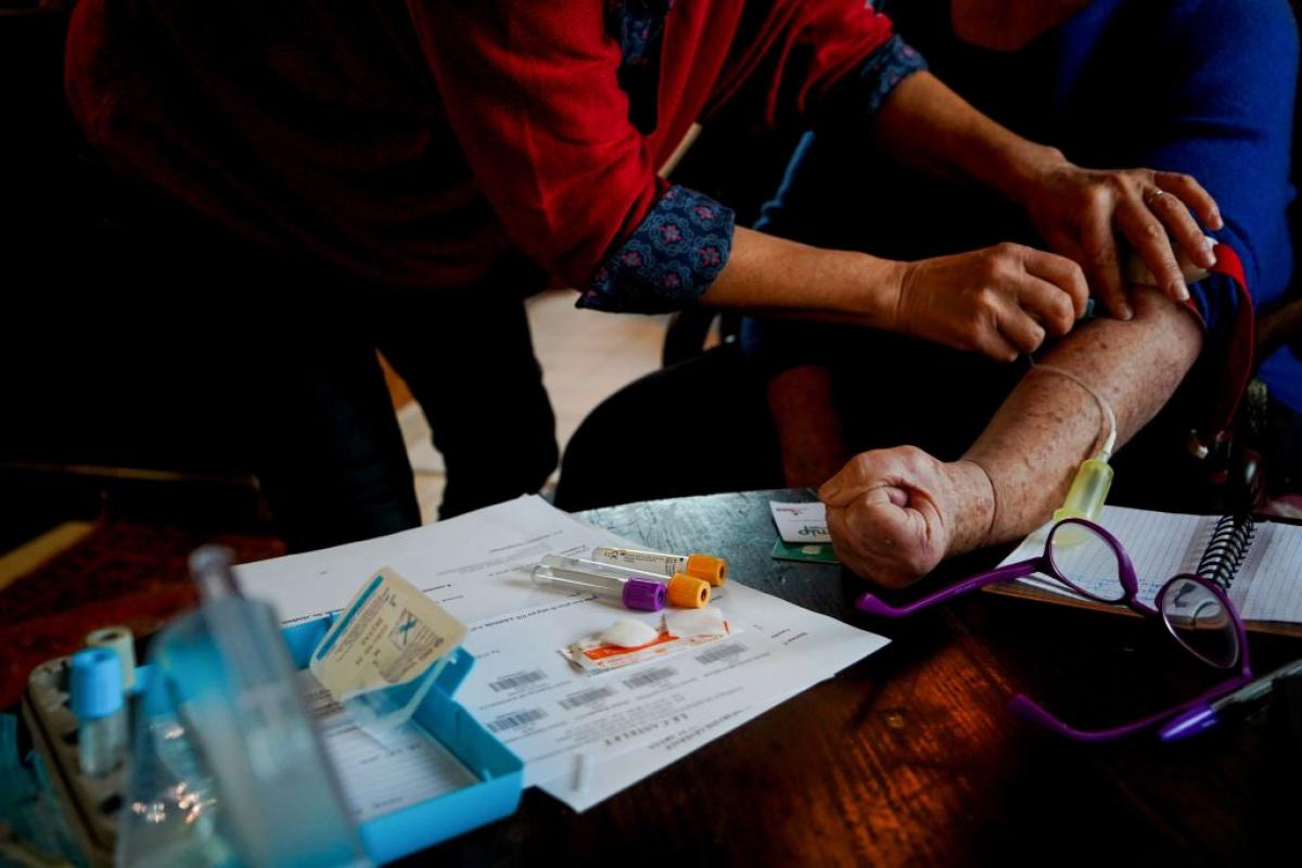 Una enfermera recoge una muestra de sangre.