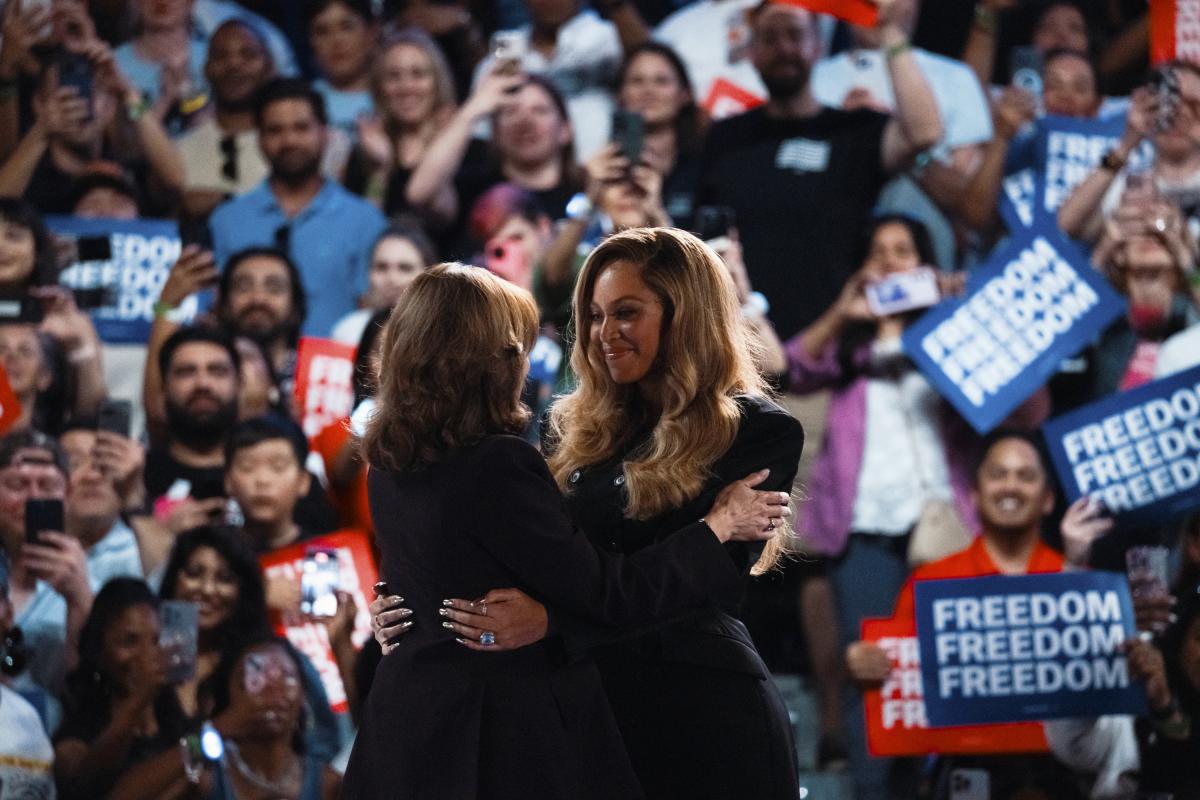 Beyoncé saluda a Kamala Harris.