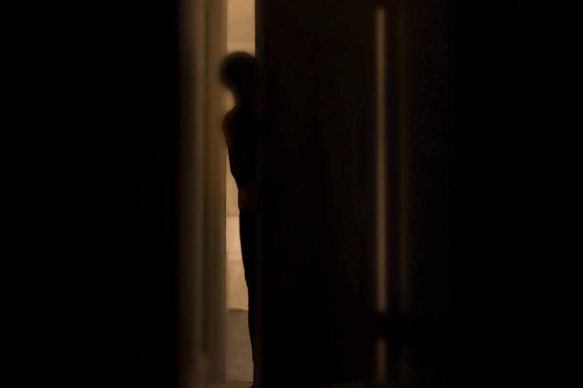 Vista de la silueta de una persona en una puerta.