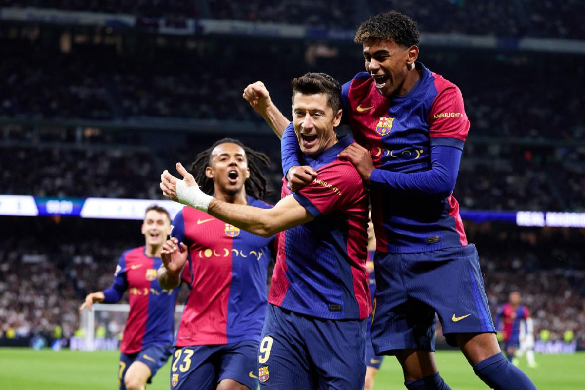 Jugadores del Barcelona celebran un gol en el Santiago Bernabéu.
