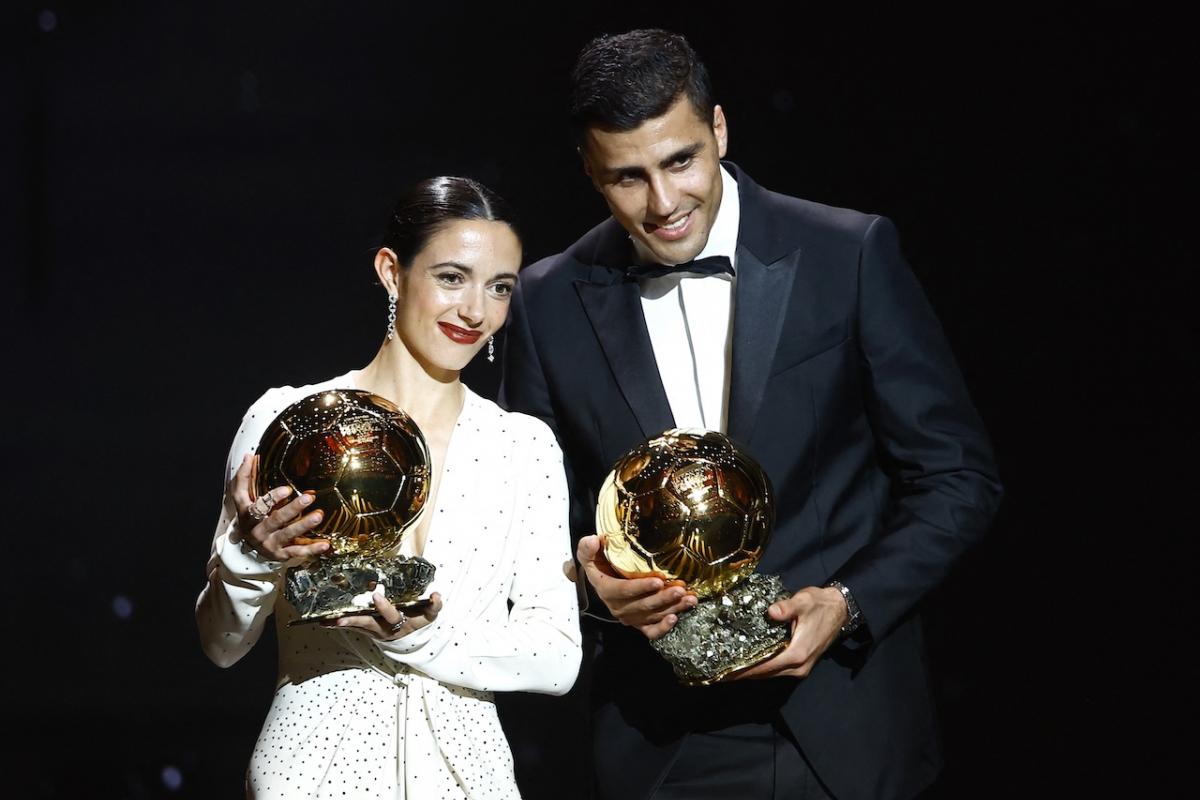 Aitana Bonmati y Rodri Hernandez recogen el Balón de Oro en París.