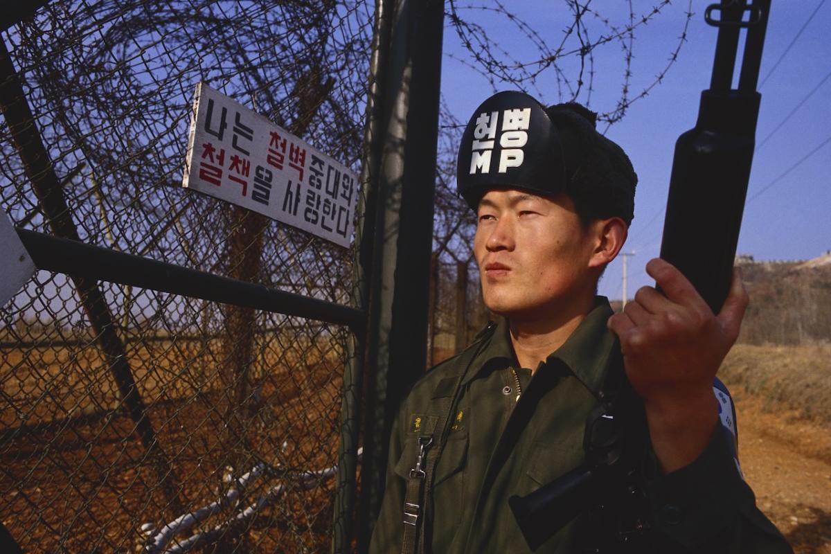 Un soldado de Corea del Norte en la zona desmilitarizada con Corea del Sur.