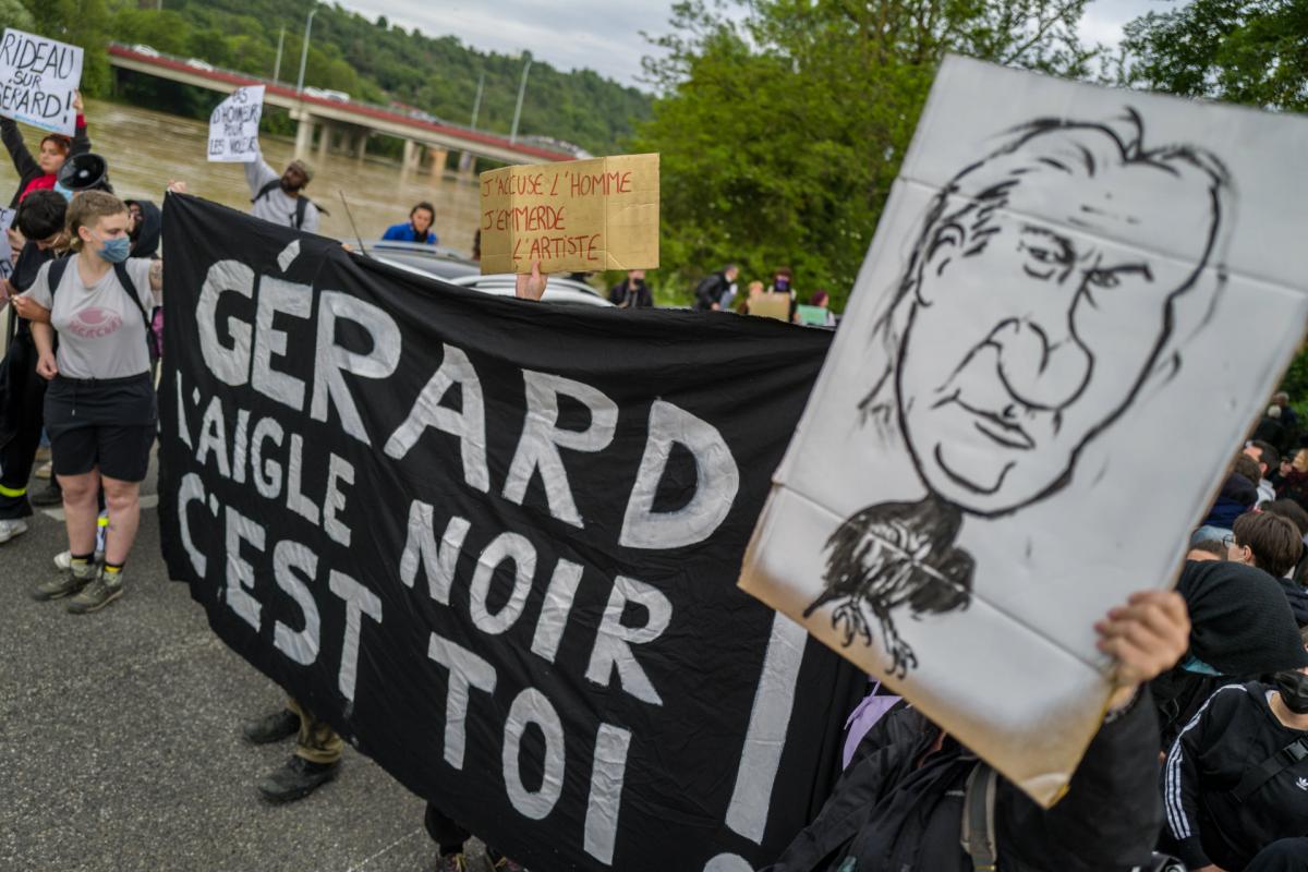 Una pancarta feminista contra el actor Gerard Depardieu en Francia.
