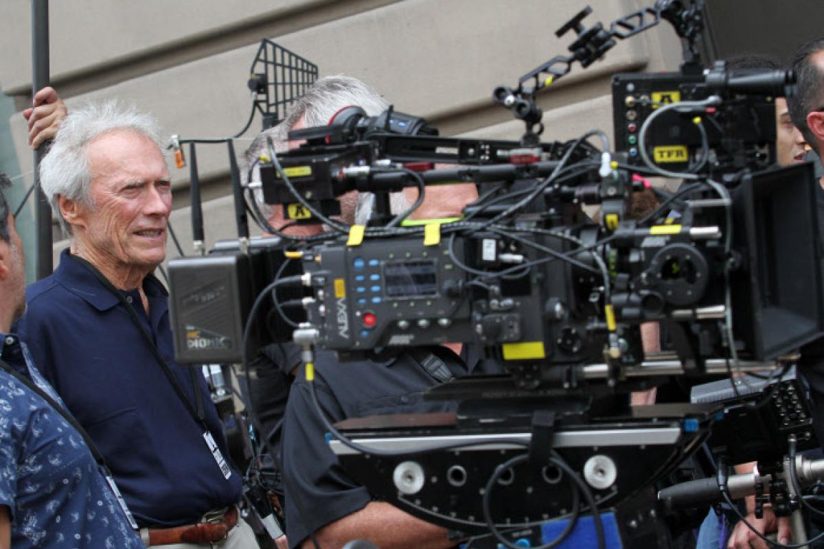 Clint Eastwood, dirigiendo una escena de 'Sully' en Nueva York en 2015.