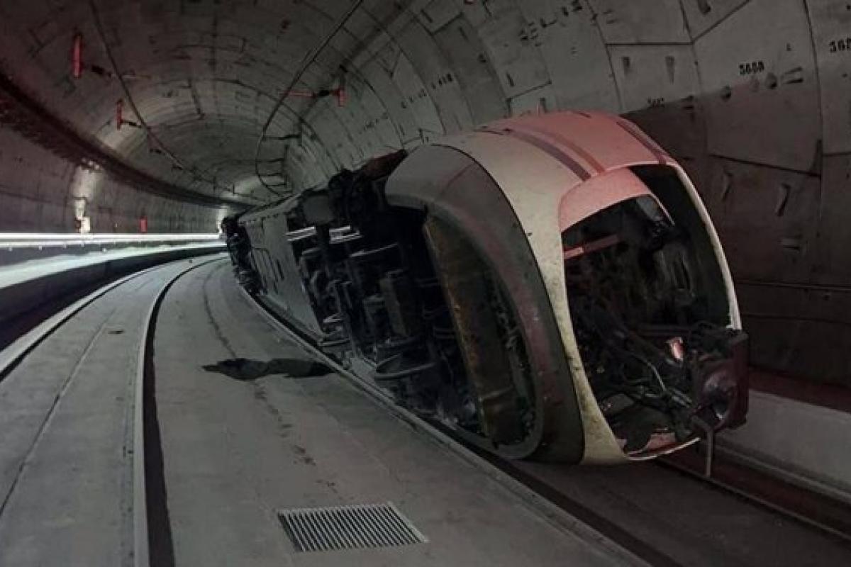 El Avant de Renfe descarrilado en el túnel que une las estaciones de Atocha y Chamartín.