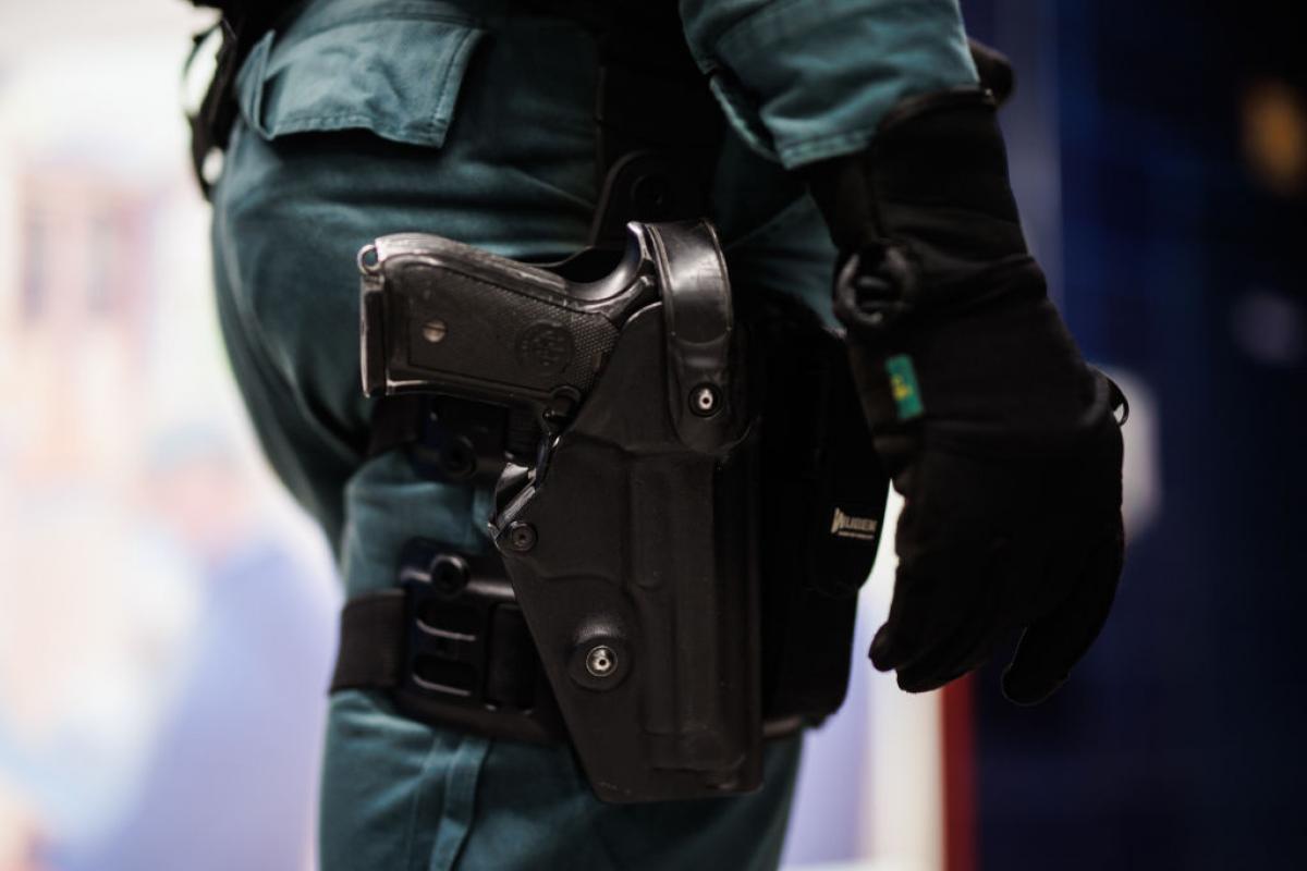 Imagen de archivo de un plano detalle de una pistola de una agente de la Guardia Civil.